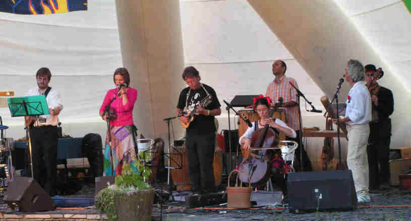 Playing with Venezuelan troubadoure Gerardo in the 'El Sueno Existe' festivasl in July 2005